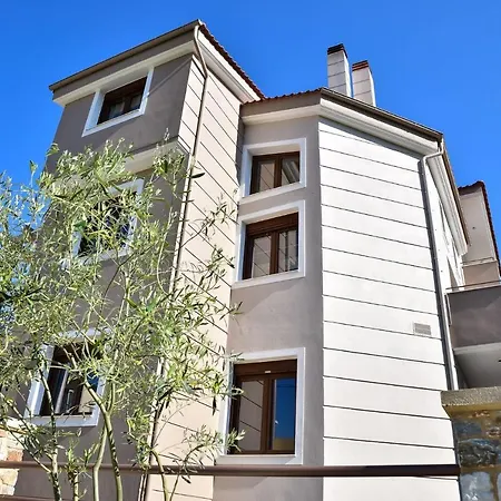 Luxury House 卡瓦拉